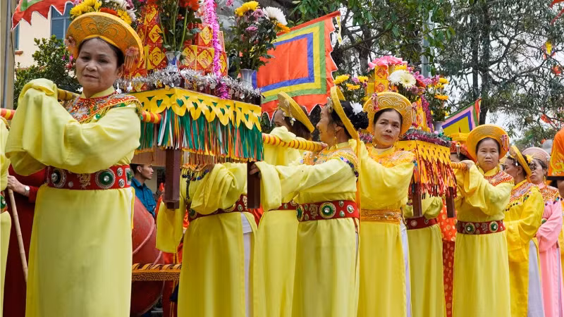 Người dân Bình Đà rước lễ vật ra Đình Nội.