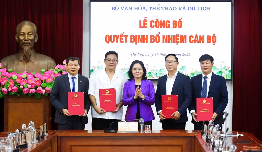 Thứ trưởng Bộ Văn hóa, Thể thao và Du lịch Trịnh Thị Thủy trao quyết định bổ nhiệm 4 tân Phó Hiệu trưởng. (Ảnh: Bộ Văn hóa, Thể thao và Du lịch)