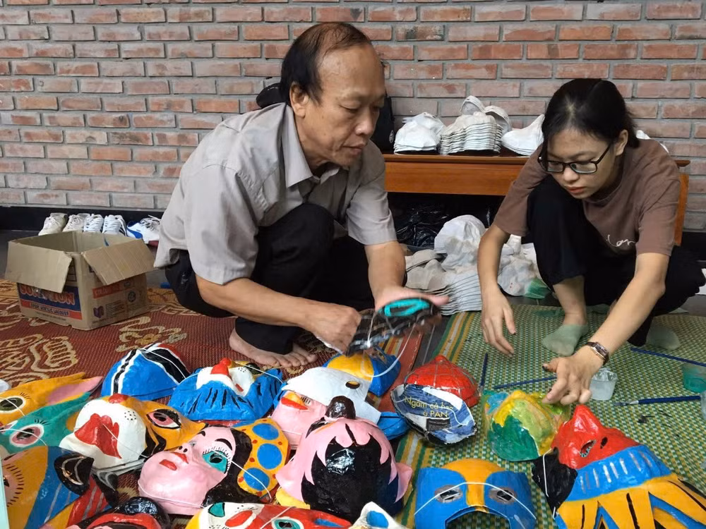 4-nghe-nhan-nguyen-van-hoa-huong-dan-to-ve-mat-na-giay-boi.jpg