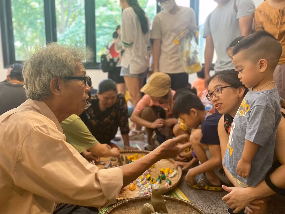 Các nghệ nhân hướng dẫn công chúng nặn tò he.