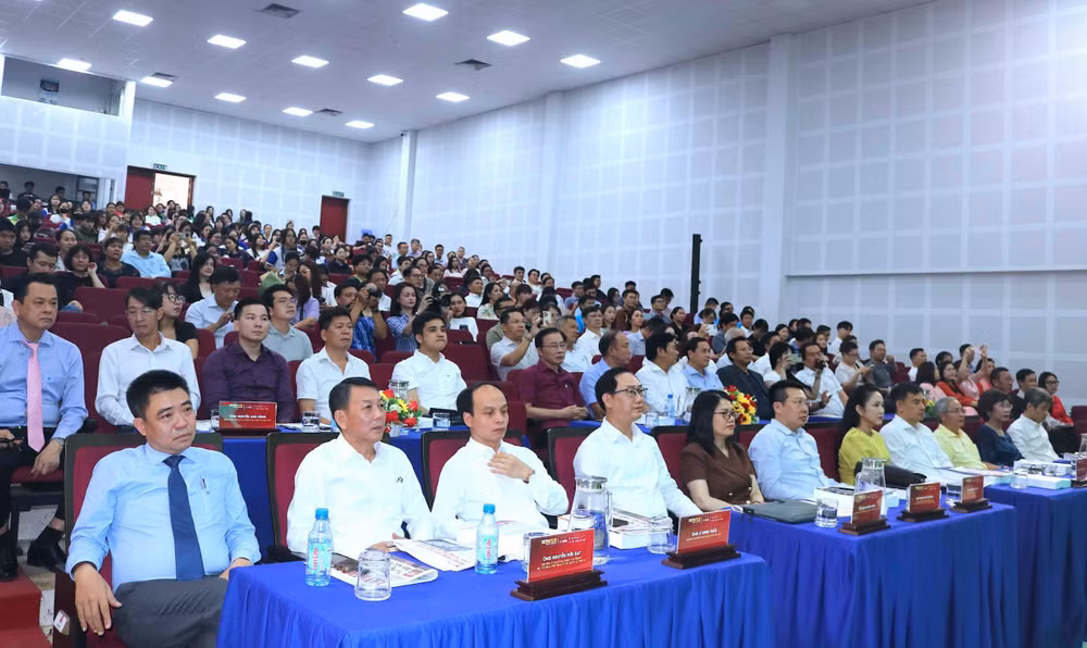 Các đại biểu tham dự hội thảo.