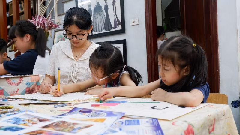Trong không gian sáng tạo của “Họa ánh kỳ mộng”, các em nhỏ say mê tái hiện sắc màu truyện dân gian qua từng nét chì.