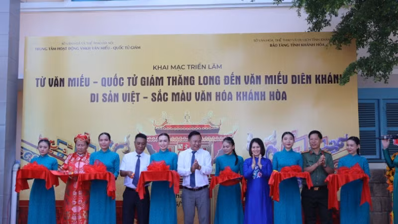 Các đại biểu cắt băng khai mạc triển lãm. (Ảnh: Ban tổ chức cung cấp)