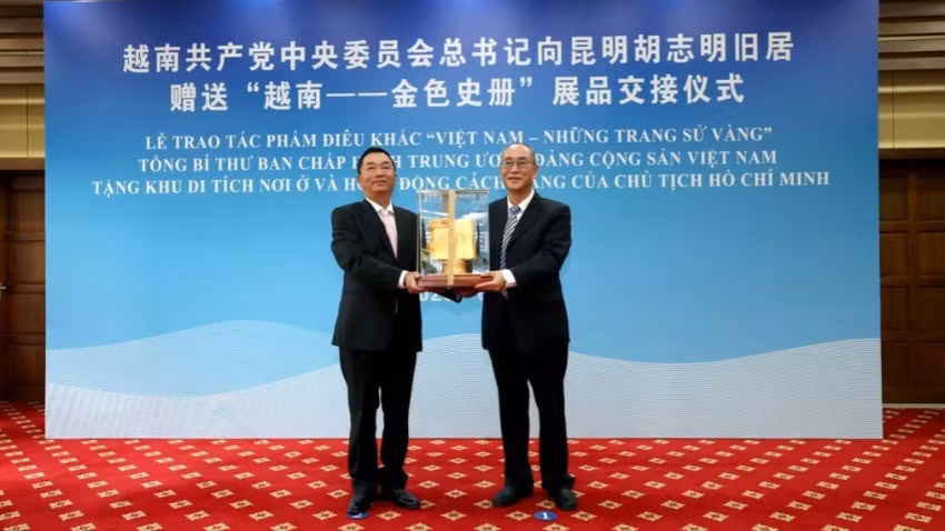 Tổng Lãnh sự Hoàng Minh Sơn trao tặng phẩm cho đại diện Chính quyền nhân dân thành phố Côn Minh.