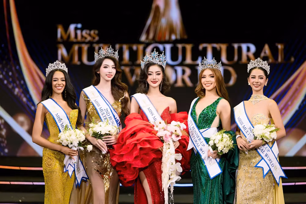 Các thí sinh đăng quang các ngôi vị cao nhất.