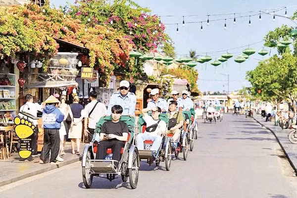 Khách du lịch tham quan Di sản văn hóa thế giới Phố cổ Hội An.