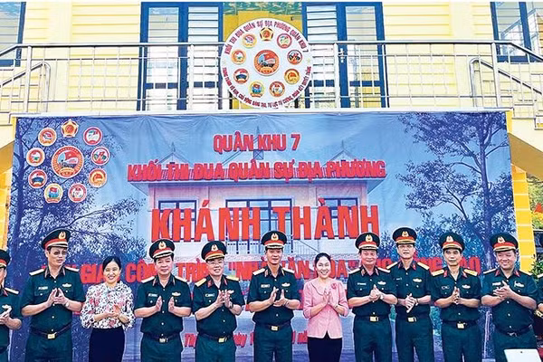 Khánh thành công trình Nhà văn hóa dân tộc Khmer (ấp Xóm Tháp, xã Tân Biên, tỉnh Tây Ninh) do lực lượng vũ trang Quân khu 7 và tỉnh Tây Ninh xây dựng.