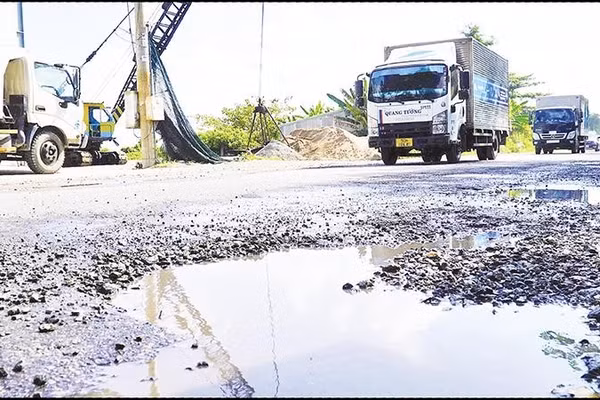 Mặt đường Quốc lộ 80 xuống cấp trầm trọng.