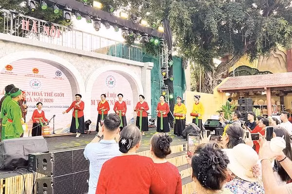 Màn trình diễn hát trống quân của các nghệ nhân thôn Phúc Lâm gây ngạc nhiên khi thu hút lượng lớn khán giả.