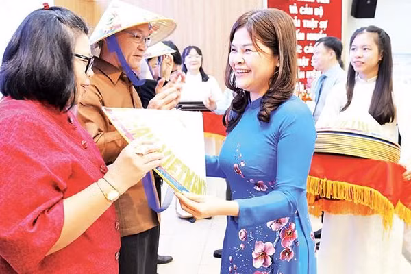 Bạn bè quốc tế tham dự chương trình “Hương trà-Ấm tình ASEAN” do phường Bình Thạnh tổ chức tháng 8/2026 nhận quà lưu niệm. 