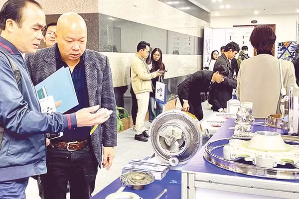 Các doanh nghiệp tìm hiểu các sản phẩm linh kiện, thiết bị phục vụ sản xuất trong ngành hàng không-vũ trụ.