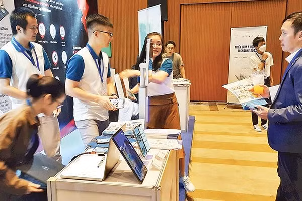 Doanh nghiệp trưng bày các giải pháp chuyển đổi số tại ngày hội chuyển đổi số tại Thành phố Hồ Chí Minh.
