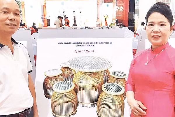 Ông Trần Văn Thắng (bên trái) tại Hội thi sản phẩm làng nghề và tôn vinh nghệ nhân Thành phố Hà Nội lần thứ nhất năm 2026 do Sở Nông nghiệp và Môi trường tổ chức.