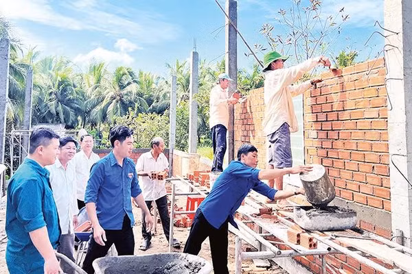 Tỉnh Vĩnh Long huy động các nguồn lực để xóa nhà tạm, nhà dột nát cho hộ nghèo.