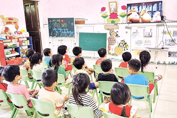 Học sinh điểm trường A Môr, Trường Mầm non A Xing hào hứng xem video hoạt hình lồng tiếng Pa Kô do anh Ngởi sản xuất bằng công nghệ AI.