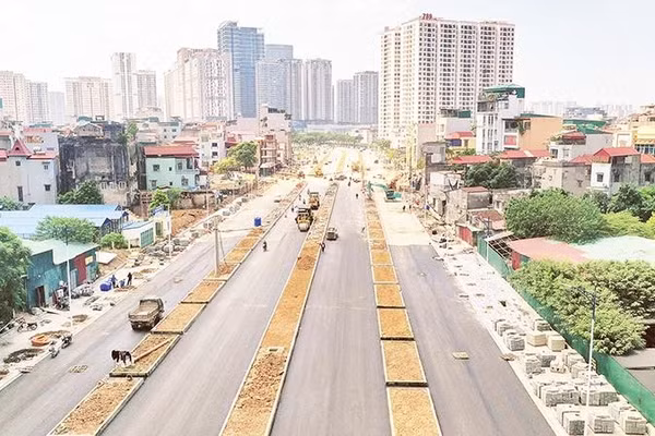 Đường vành đai 2,5 đoạn qua phường Xuân Đỉnh đang được gấp rút hoàn thiện (Ảnh LÊ KHÁNH)
