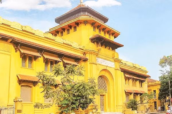 Quần thể các tòa nhà ở 19 Lê Thánh Tông, nơi Trường đại học Dược Hà Nội và một số đơn vị thuộc Đại học Quốc gia Hà Nội đang hoạt động (Ảnh NGUYỄN TRƯỜNG)