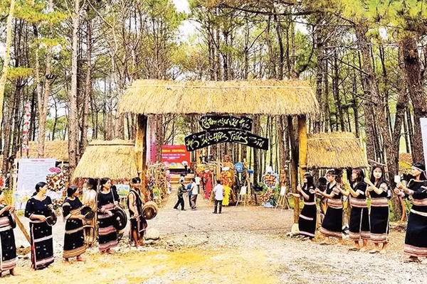 Cấp ủy, chính quyền và người có uy tín ở xã Kon Plông vận động người dân phát triển thế mạnh du lịch cộng đồng.
