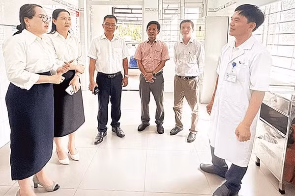Đoàn đại biểu Quốc hội tỉnh Quảng Ngãi giám sát thực tế tại Trạm Y tế xã Bình Sơn.