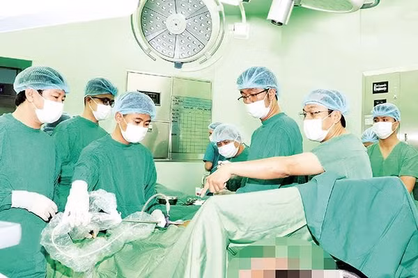 Ê-kíp các bác sĩ Bệnh viện Bình Dân và Bệnh viện Đa khoa Bà Rịa thực hiện thành công ca phẫu thuật, lấy khối lá lách nặng gần 3 kg ra khỏi người bệnh (Ảnh Bệnh viện cung cấp)