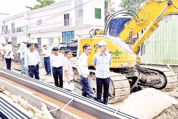 Lãnh đạo tỉnh Vĩnh Long cùng đoàn công tác kiểm tra tiến độ thực hiện các công trình giao thông trọng điểm trên địa bàn tỉnh.