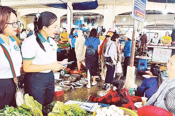 Tuyên truyền, hướng dẫn các tiểu thương tại các chợ ở phường Hương Trà hình thành thói quen thanh toán điện tử trong hoạt động mua bán hằng ngày.