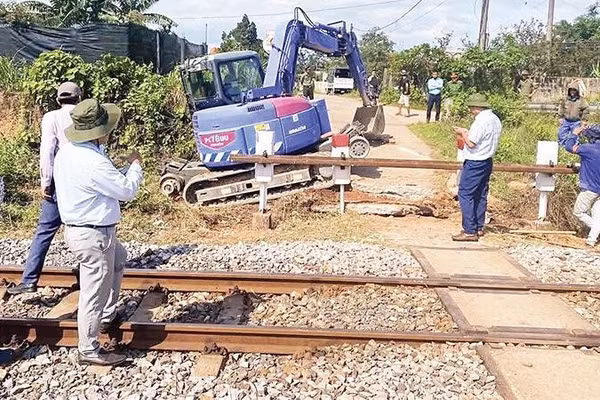 Xã Triệu Phong, tỉnh Quảng Trị tổ chức đóng kín các lối đi tự mở qua đường sắt trên địa bàn.
