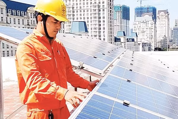 Cán bộ kỹ thuật Điện lực Hà Nội kiểm tra hệ thống lắp đặt điện mặt trời mái nhà (Ảnh EVNHANOI)