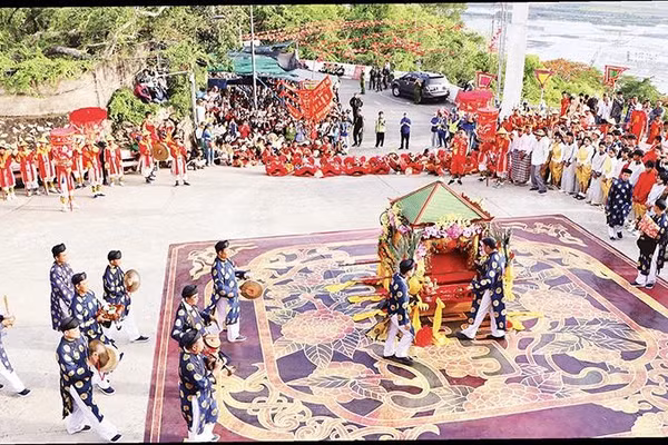 Lễ phục dựng rước tượng Bà trên đỉnh núi Sam xuống chân núi luôn thu hút khách lên núi xem nghi lễ cổ xưa.