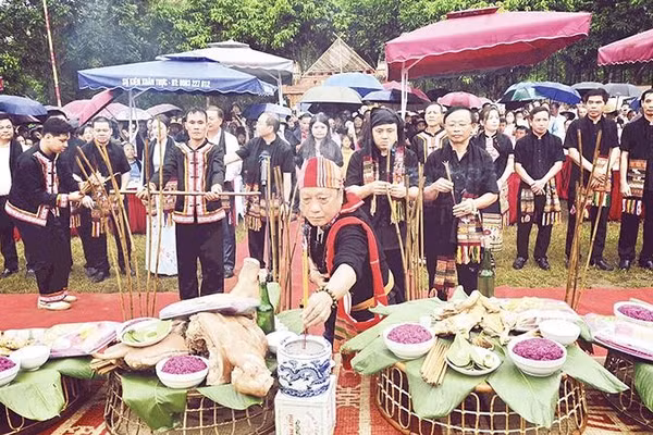 Tái hiện Lễ hội Xỏ Nặm Phạ của người Thái ở Châu Lộc ( Ảnh TRẦN HUẤN)