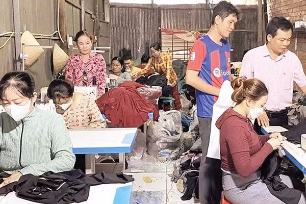 Cơ sở may gia công mở từ nguồn vốn vay chính sách tạo việc làm cho phụ nữ nông thôn.