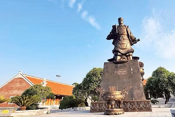 Tượng đài Thái úy Lý Thường Kiệt được đặt trang trọng, uy nghi trong khuôn viên Đền thờ Lý Thường Kiệt tại xã Tam Giang, thành phố Bắc Ninh.