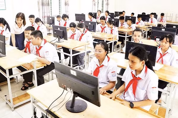 Giờ học tin học tại Trường trung học cơ sở Phúc Hòa, Bắc Ninh.
