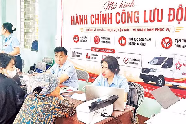 Xã Khúc Thừa Dụ (Hải Phòng) triển khai mô hình hành chính công lưu động để góp phần tháo gỡ các điểm nghẽn về chuyển đổi số (Ảnh HÀ VY)