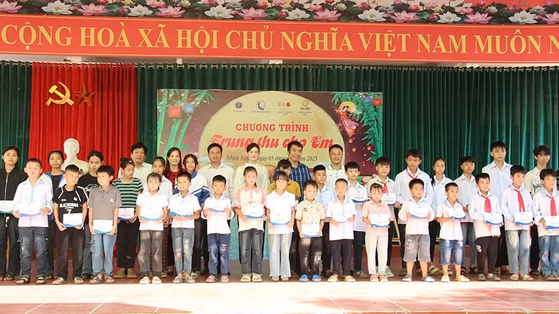 Quỹ Bảo trợ trẻ em Việt Nam, các đơn vị, nhà tài trợ trao học bổng cho trẻ em có hoàn cảnh khó khăn ở xã Nhân Nghĩa, Phú Thọ ngày 5/10/2025. (ẢnhNFVC) 