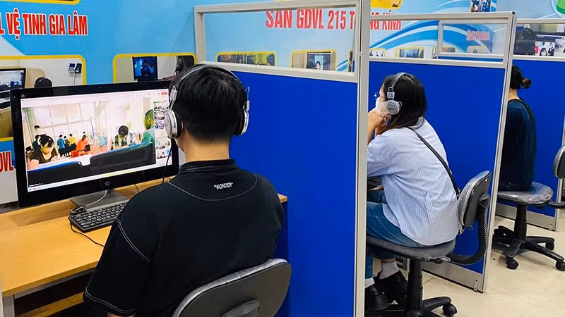 Lao động tham gia phiên giao dịch việc làm trực tuyến kết nối 6 tỉnh, thành phố phía bắc ngày 25/8/2025. 