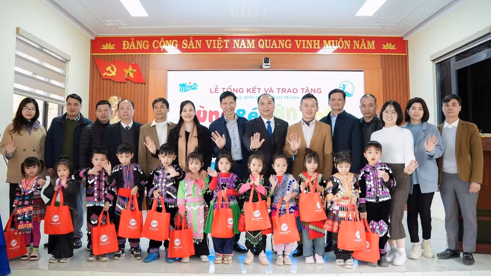 Đại diện Ban tổ chức trao tặng sản phẩm dinh dưỡng Zott Monte cho trẻ em khó khăn ở Lai Châu. (Ảnh NFVC)
