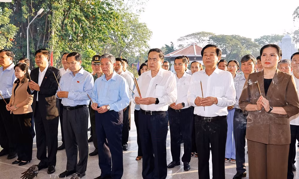 chu-tich-quoc-hoi-tran-thanh-man-dang-huong-vieng-cu-pho-bang-nguyen-sinh-sac-1.jpg