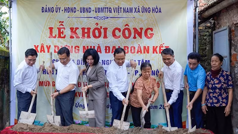 Khởi công xây dựng nhà “Đại đoàn kết” cho hộ có hoàn cảnh khó khăn ở thôn Xuân Tình, xã Ứng Hòa, Hà Nội, tháng 10/2025 (Ảnh Mặt trận Tổ quốc Hà Nội) 