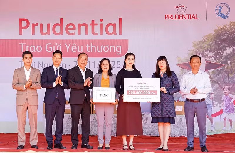quy-bao-tro-tre-em-vietnam-va-prudential-tang-qua-nguoi-dan-vung-lu.jpg