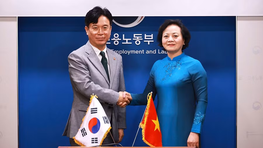 Bộ trưởng Nội vụ Việt Nam Phạm Thị Thanh Trà và Bộ trưởng Việc làm và Lao động Hàn Quốc Kim Young Hoon. (Ảnh: Moha)