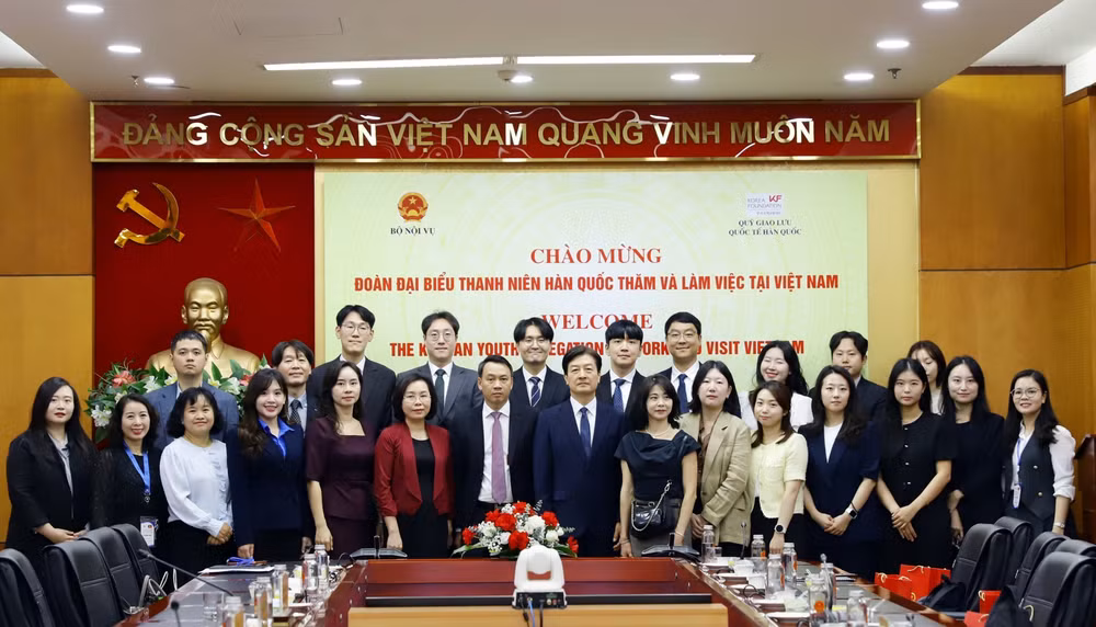 Các đại biểu chụp ảnh lưu niệm tại sự kiện. (Ảnh: Moha)