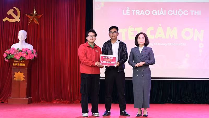 trao-giai-cuoc-thi-video-tet-cam-on-1.jpg