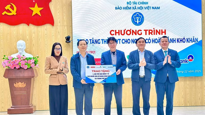 Phó Giám đốc Chu Mạnh Sinh, đại diện Bảo hiểm xã hội Việt Nam và các nhà tài trợ trao biểu trưng tặng hơn 4.000 thẻ bảo hiểm y tế cho bà con có hoàn cảnh khó khăn ở thành phố Huế. (Ảnh VSS)