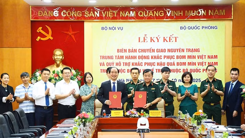 Thượng tướng Hoàng Xuân Chiến và Thứ trưởng Nguyễn Văn Hồi ký kết Biên bản chuyển giao. (Ảnh: Moha)