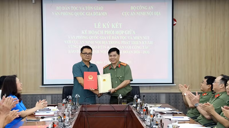 Lãnh đạo hai đơn vị trao biên bản ký kết. (Ảnh Bộ Dân tộc và Tôn giáo)