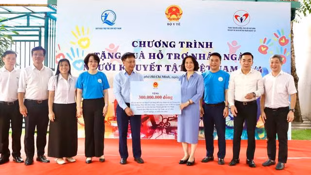Thứ trưởng Y tế Nguyễn Thị Liên Hương trao hỗ trợ tại chương trình. (Ảnh: BTC)