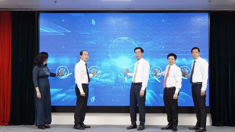 Các đại biểu thực hiện nghi thức phát động cuộc thi. (Ảnh VSS)