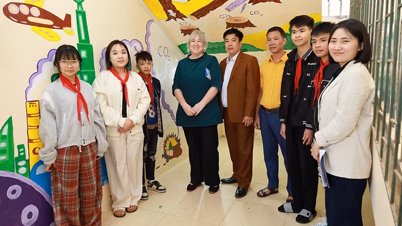 Các đại biểu thăm Trường trung học cơ sở Yên Hòa, xã Quý Đức, Phú Thọ. (Ảnh: CARE)