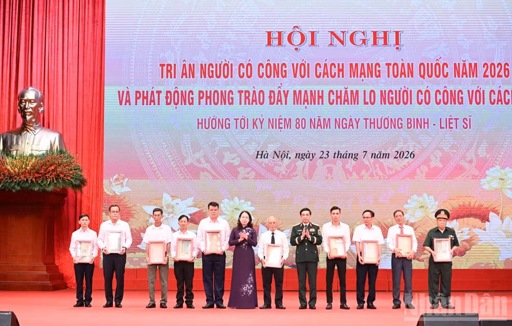 ndo_br_trao-ky-vat-cho-than-nhan-liet-si-di-b.jpg